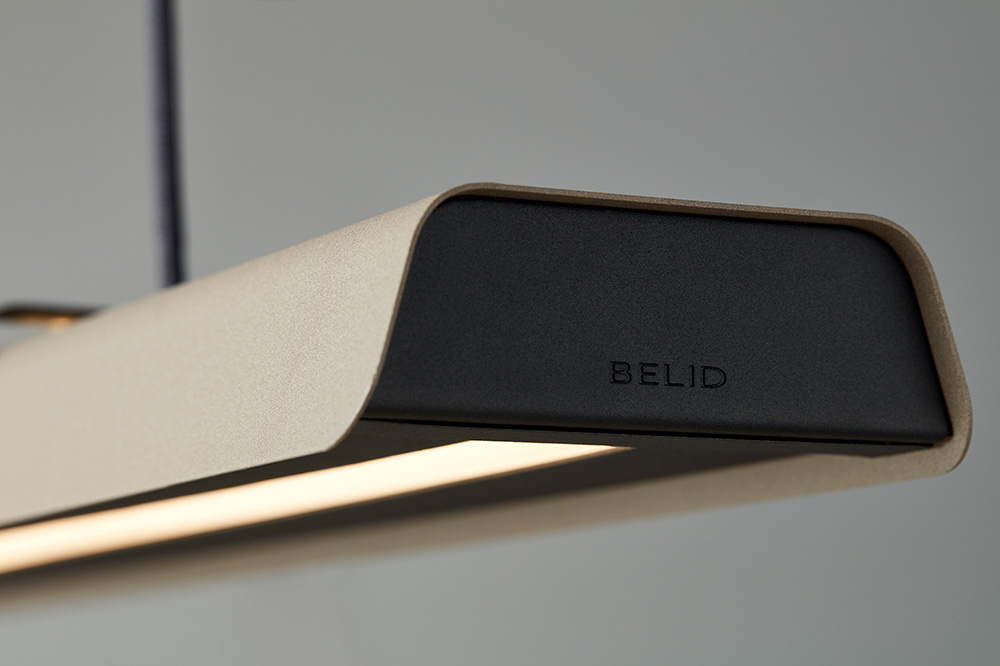 Fold Office 116cm Sandstruktur hängelampe Von Belid - Jede Lampe ist ein Meisterwerk schwedischen Designs mit gegossenen Beschl&auml;gen und gepr&auml;gten Details, die die solide Handwerkskunst hervorheben und zeigen, wie Metall Licht aufnehmen kann.