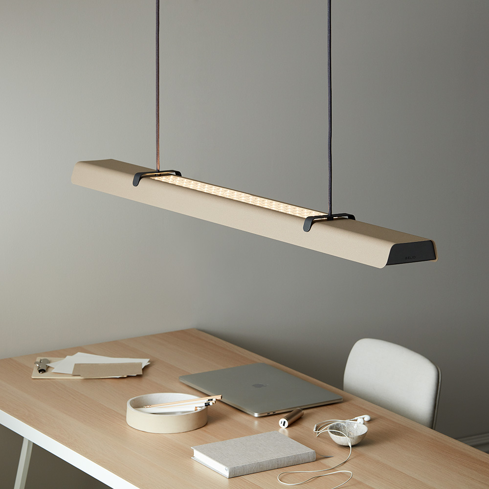 Fold Office 116cm Sandstruktur hängelampe Von Belid - Jede Lampe ist ein Meisterwerk schwedischen Designs mit gegossenen Beschl&auml;gen und gepr&auml;gten Details, die die solide Handwerkskunst hervorheben und zeigen, wie Metall Licht aufnehmen kann.