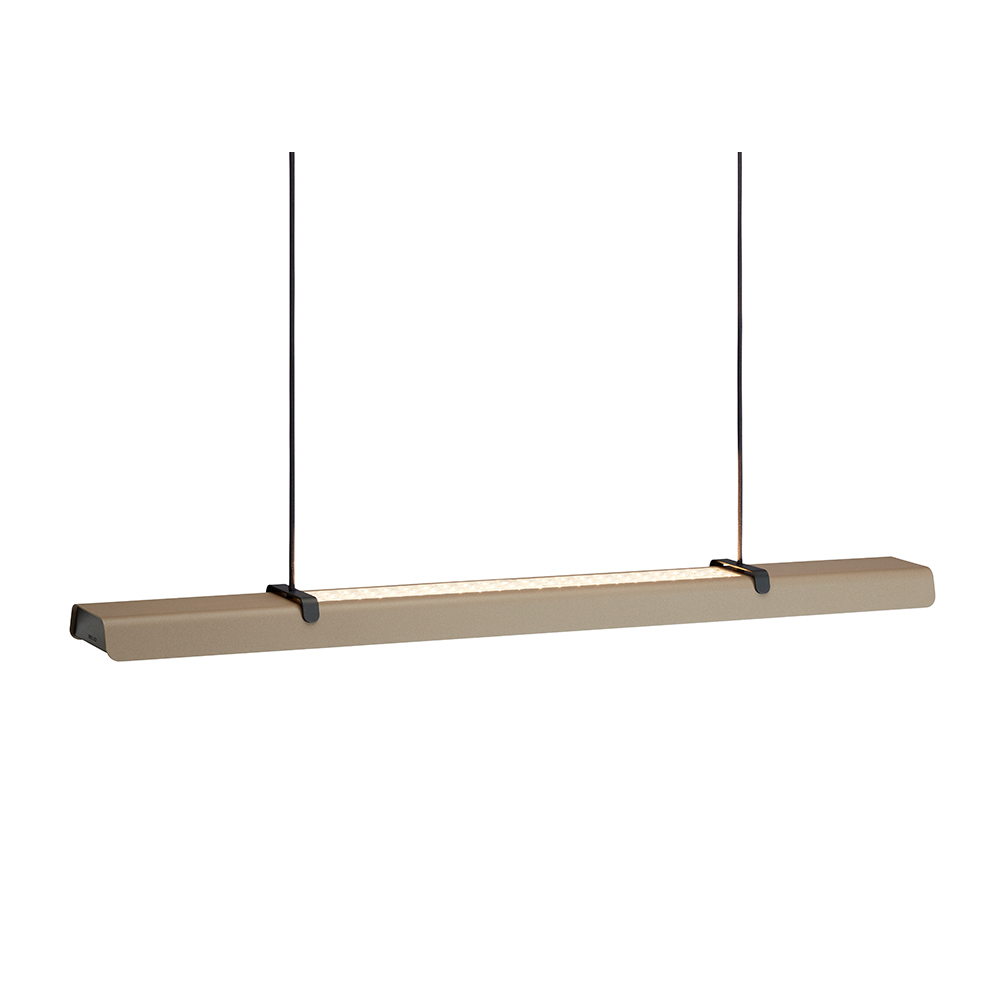 Fold Office 116cm Sandstruktur hängelampe Von Belid - Jede Lampe ist ein Meisterwerk schwedischen Designs mit gegossenen Beschl&auml;gen und gepr&auml;gten Details, die die solide Handwerkskunst hervorheben und zeigen, wie Metall Licht aufnehmen kann.