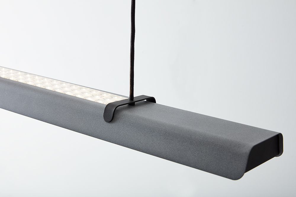 Fold Office 116cm Betonkonstruktion hängelampe Von Belid - Jede Lampe ist ein Meisterwerk schwedischen Designs mit gegossenen Beschlägen und geprägten Details, die die solide Handwerkskunst hervorheben und zeigen, wie Metall Licht aufnehmen kann.