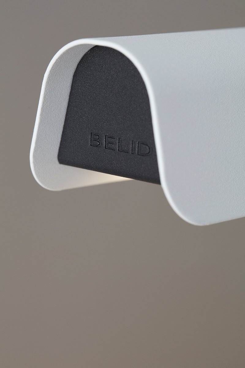 Fold 118cm Weiß hängelampe Von Belid - Jede Lampe ist ein Meisterwerk schwedischen Designs mit gegossenen Beschl&auml;gen und gepr&auml;gten Details, die die solide Handwerkskunst hervorheben und zeigen, wie Metall Licht aufnehmen kann.