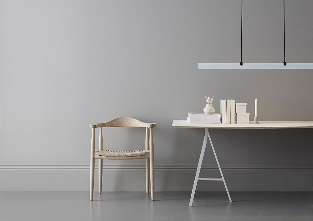 Fold 118cm Weiß hängelampe Von Belid - Jede Lampe ist ein Meisterwerk schwedischen Designs mit gegossenen Beschl&auml;gen und gepr&auml;gten Details, die die solide Handwerkskunst hervorheben und zeigen, wie Metall Licht aufnehmen kann.