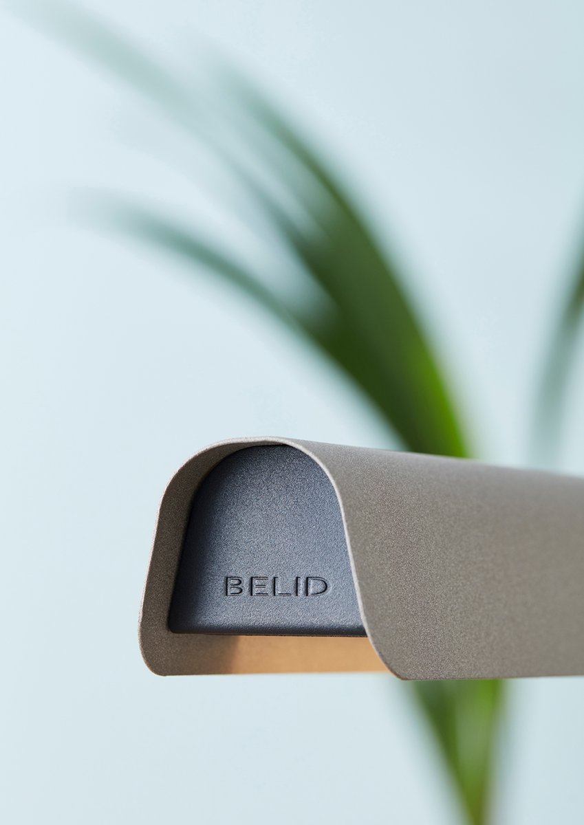 Fold 118cm Sand hängelampe Von Belid - Jede Lampe ist ein Meisterwerk schwedischen Designs mit gegossenen Beschl&auml;gen und gepr&auml;gten Details, die die solide Handwerkskunst hervorheben und zeigen, wie Metall Licht aufnehmen kann.