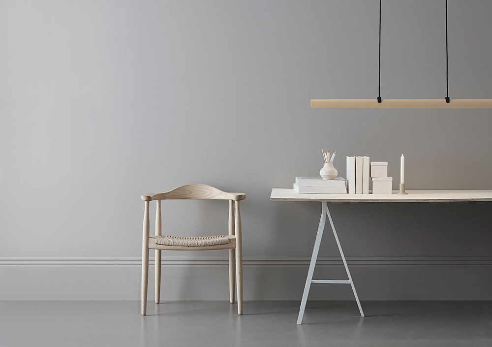 Fold 118cm Sand hängelampe Von Belid - Jede Lampe ist ein Meisterwerk schwedischen Designs mit gegossenen Beschl&auml;gen und gepr&auml;gten Details, die die solide Handwerkskunst hervorheben und zeigen, wie Metall Licht aufnehmen kann.