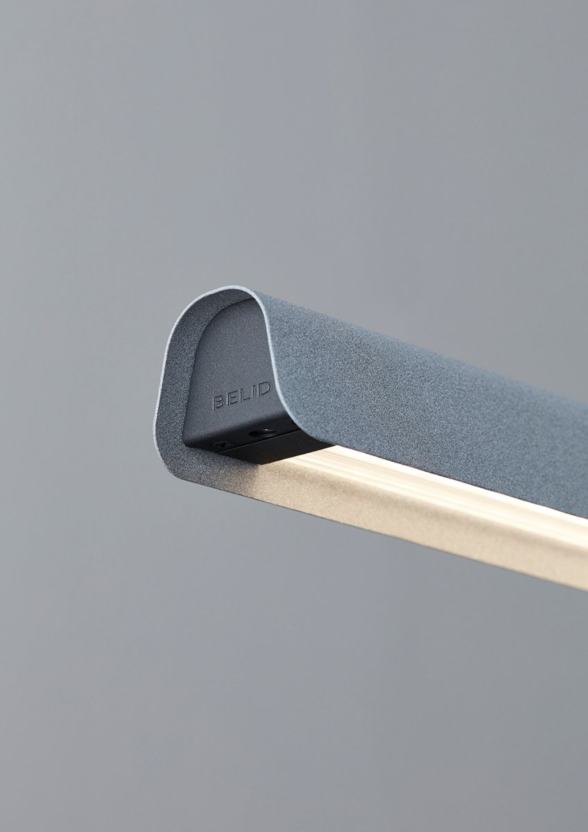 Fold 118cm Beton hängelampe Von Belid - Jede Lampe ist ein Meisterwerk schwedischen Designs mit gegossenen Beschlägen und geprägten Details, die die solide Handwerkskunst hervorheben und zeigen, wie Metall Licht aufnehmen kann.