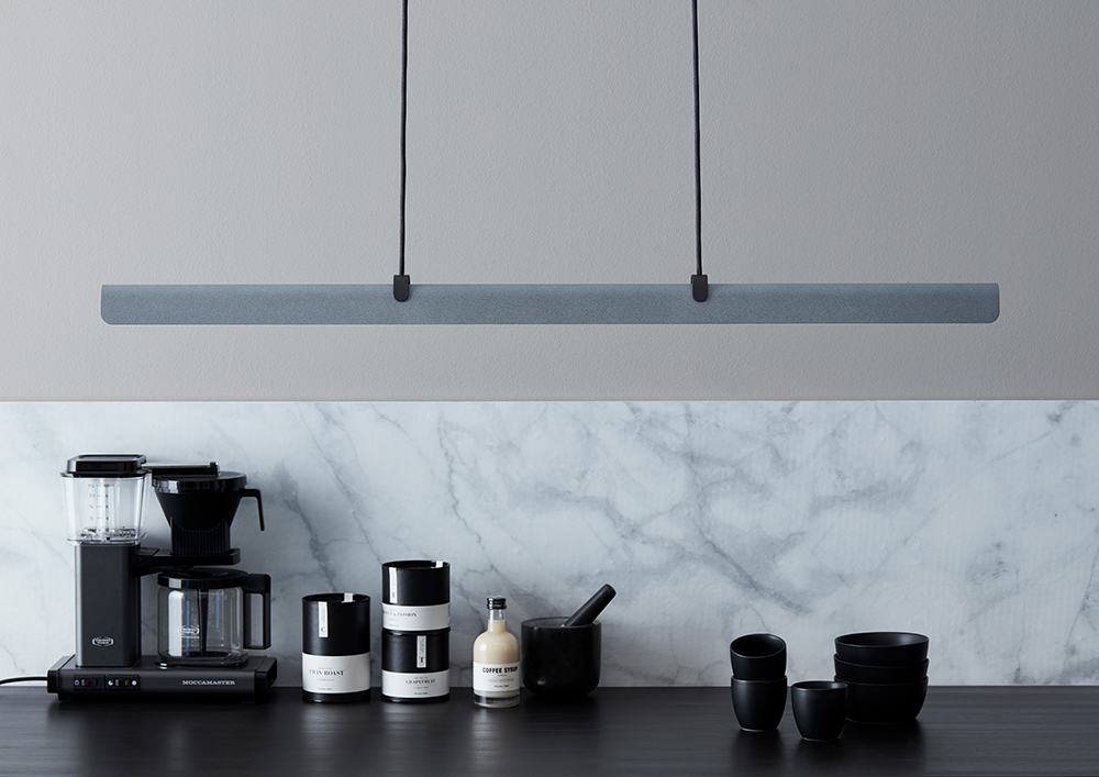 Fold 118cm Beton hängelampe Von Belid - Jede Lampe ist ein Meisterwerk schwedischen Designs mit gegossenen Beschlägen und geprägten Details, die die solide Handwerkskunst hervorheben und zeigen, wie Metall Licht aufnehmen kann.