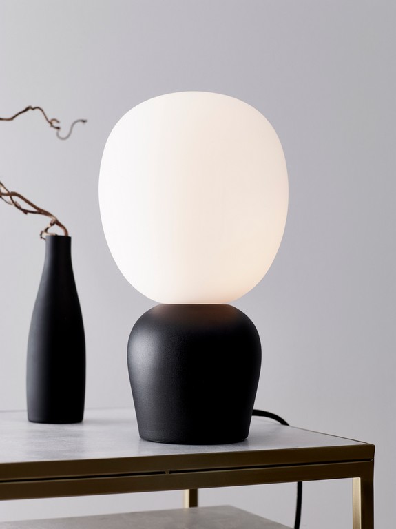 Buddy 18cm Schwarz tischlampe Von Belid - Buddy ist von hoher Qualität und hat trotz der weichen Formen einen soliden Ausdruck.