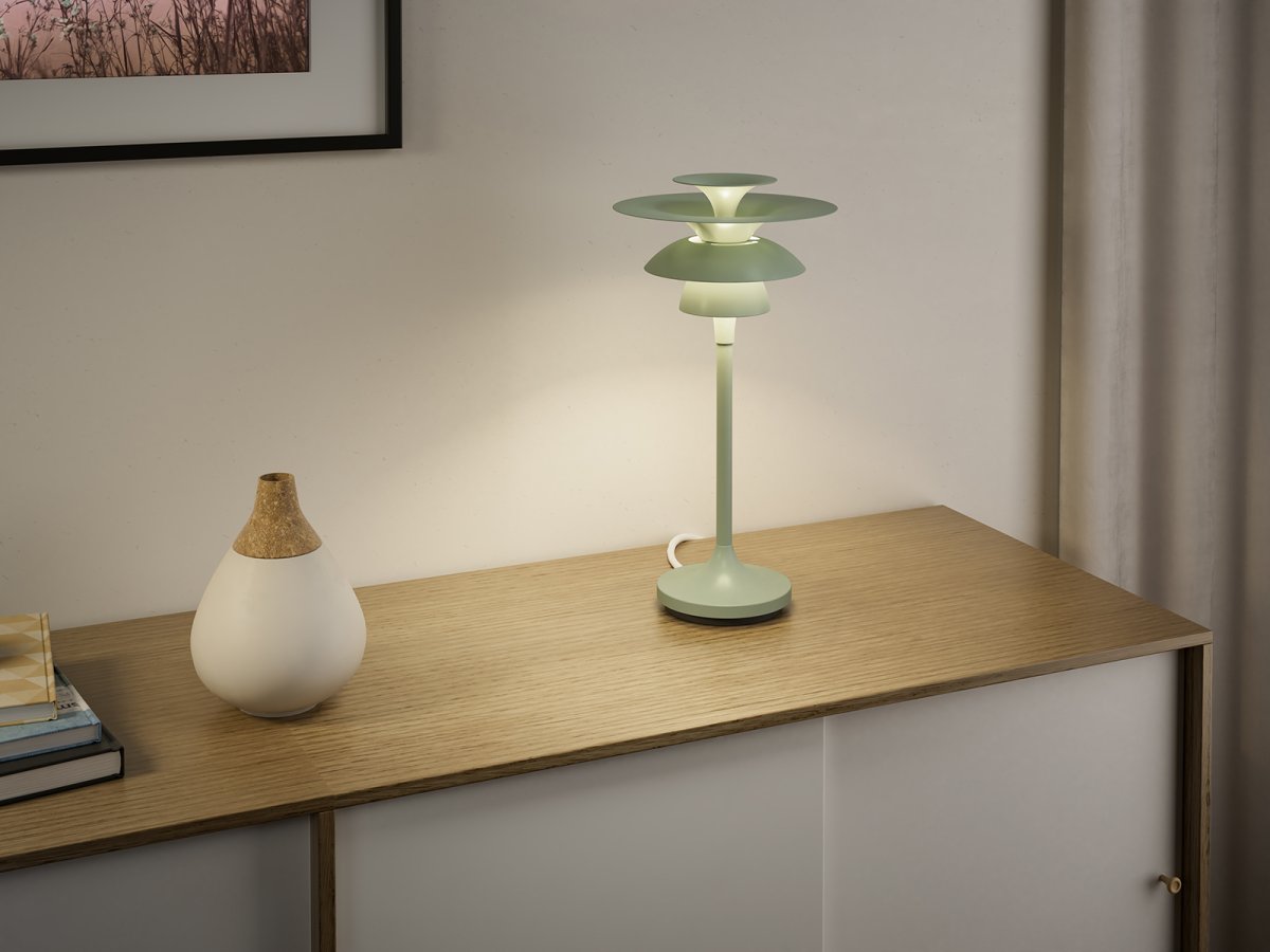 Picasso 35cm Weicher Salbei tischlampe Von Belid - Die Farben harmonieren sehr gut mit nat&uuml;rlichen Einrichtungsstilen, aber auch mit eher grafischen Einrichtungsstilen, bei denen die Innendetails eher dezent wirken sollen.