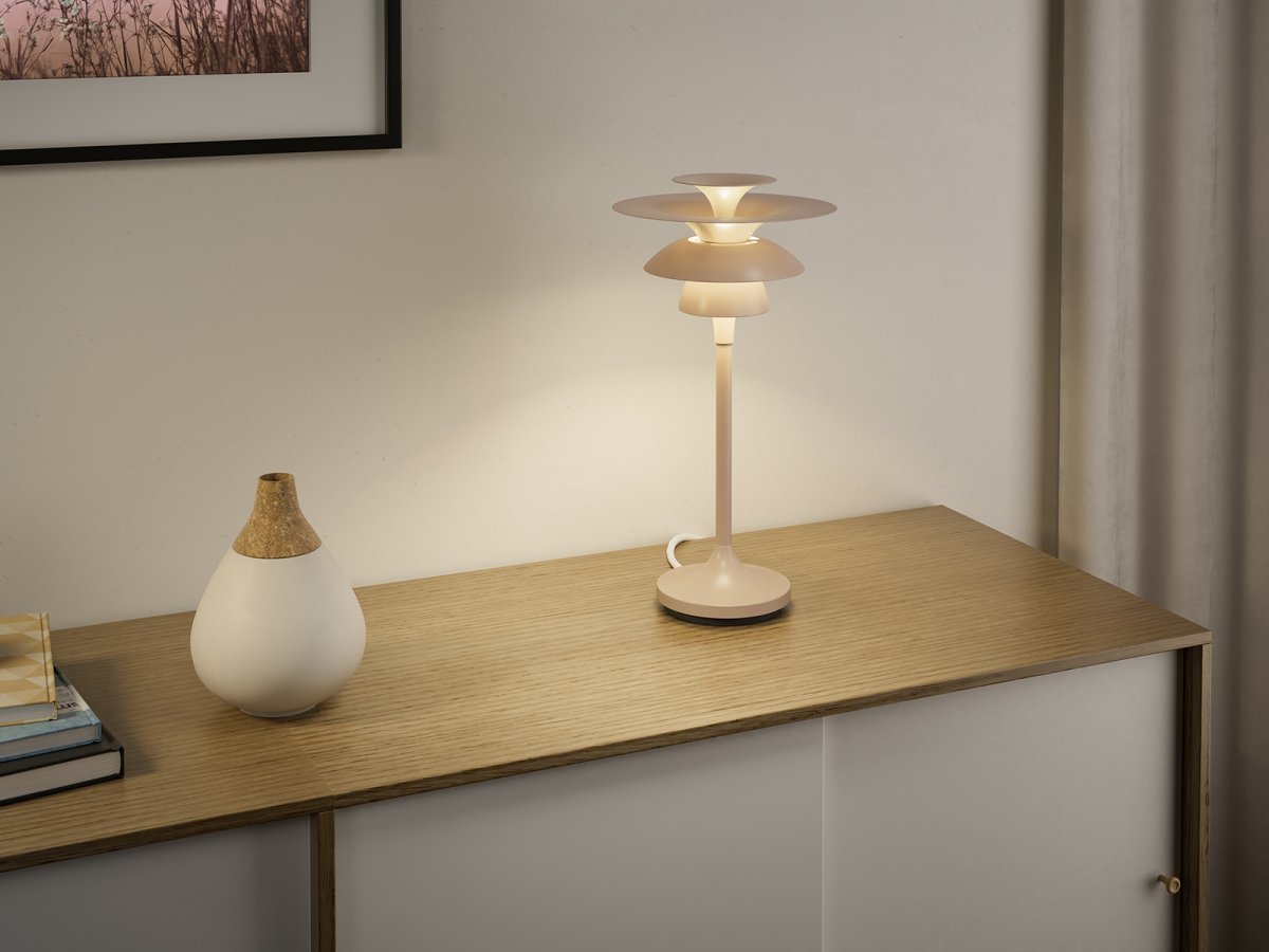 Picasso 35cm Nougat tischlampe Von Belid - Die Farben harmonieren sehr gut mit natürlichen Einrichtungsstilen, aber auch mit eher grafischen Einrichtungsstilen, bei denen die Innendetails eher dezent wirken sollen.