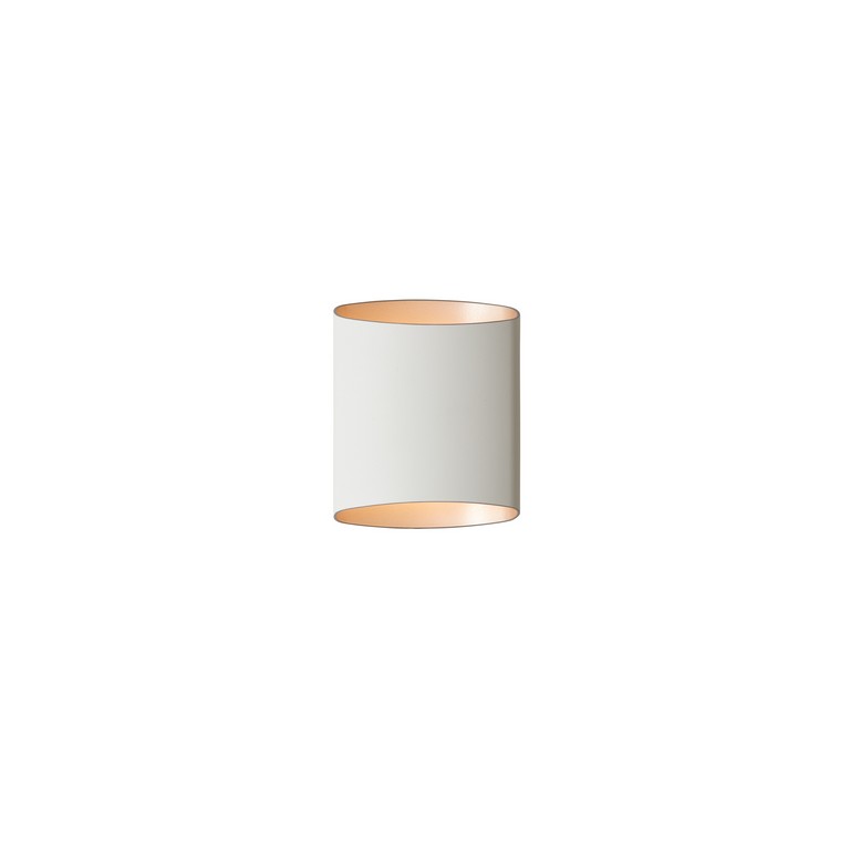 Sinne 17cm Weiße Struktur wandlampe Von Belid - Die Innenseite ist in einer Kontrastfarbe handbemalt, um Tiefe, eine einladendere Form und einen ansprechenden Lichteffekt zu erzeugen.