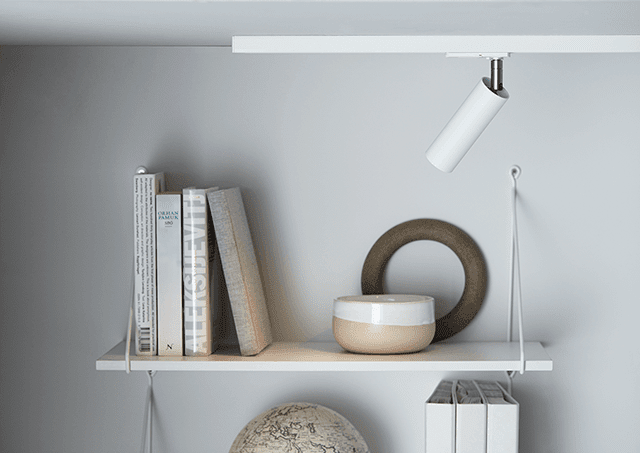 Cato spotlight Mattweiß Von Belid - Die Cato Slim Serie umfasst Stehleuchten, Wandleuchten, Strahlerschienen, runde Deckenstrahler und einfache Strahler für die Global 1-Phasen-Stromschiene.
