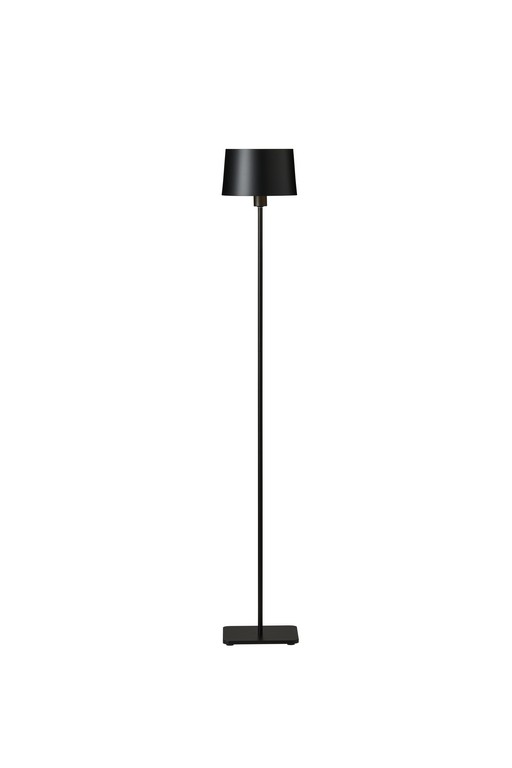 Cuub Mattschwarz stehlampe Von Herstal - Der schlanke Metallrahmen und der schlichte, mattschwarze Schirm verleihen ihr eine zeitlose Eleganz, während die Lampe ein sanftes und angenehmes Licht verbreitet.
