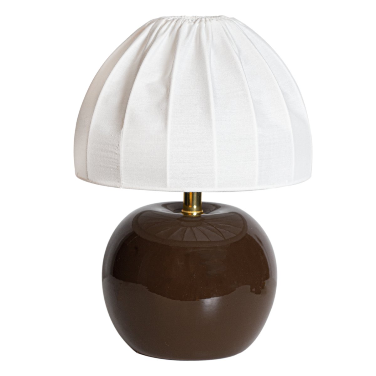 Peach 27cm Braun tischlampe Von Cottex - Der wei&szlig;e Textilschirm mit seinem eleganten Plissee-Design bildet einen sch&ouml;nen Kontrast zum erdigen Fu&szlig; und verbreitet ein sanftes, angenehmes Licht.