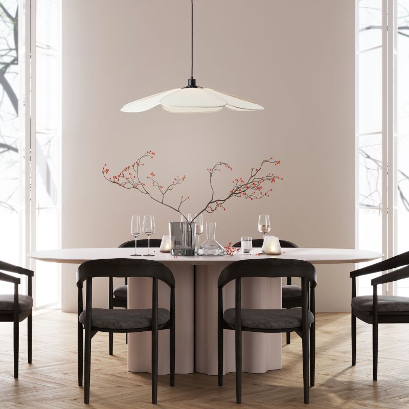 Capucine Ø77 Beige hängelampe Von Brilliant - Der beige Lampenschirm verbreitet ein warmes und einladendes Licht, während die schwarze Kabelaufhängung einen stilvollen Kontrast und einen stabilen Eindruck vermittelt.