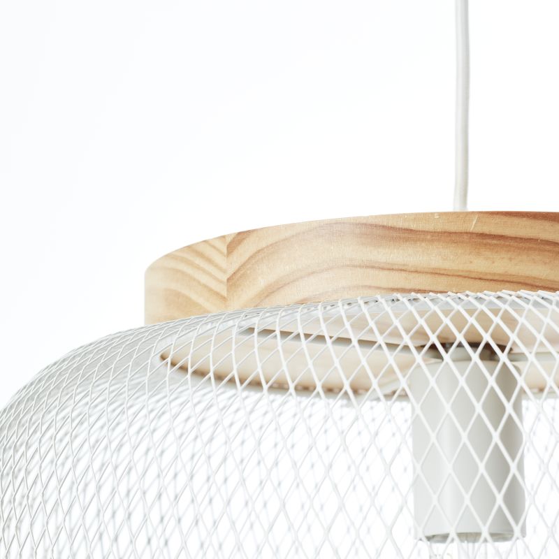 Giada Ø40 Weiß hängelampe Von Brilliant - Die helle Farbgebung und das natürliche Holzelement vermitteln ein Gefühl von Leichtigkeit und Harmonie.