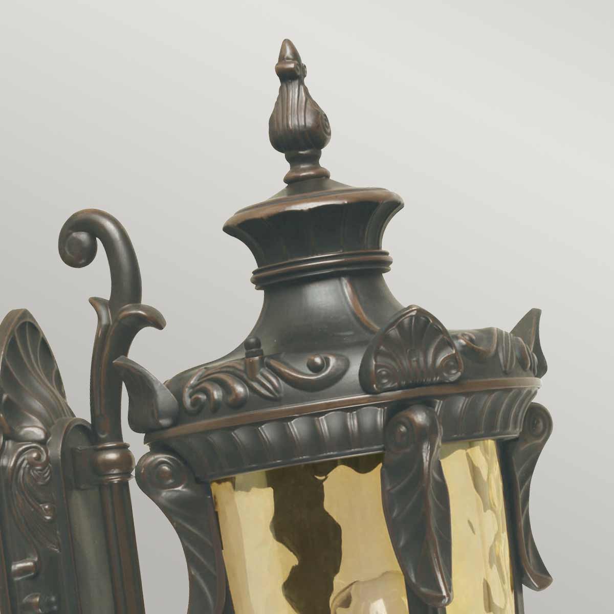 Philadelphia Antike Bronze außenlampe Von Elstead Lighting - Dieses zeitlose Design macht die Lampe zu einer perfekten Ergänzung für den Außenbereich, während sie mit der Schutzart IP44 wetterbeständig ist.