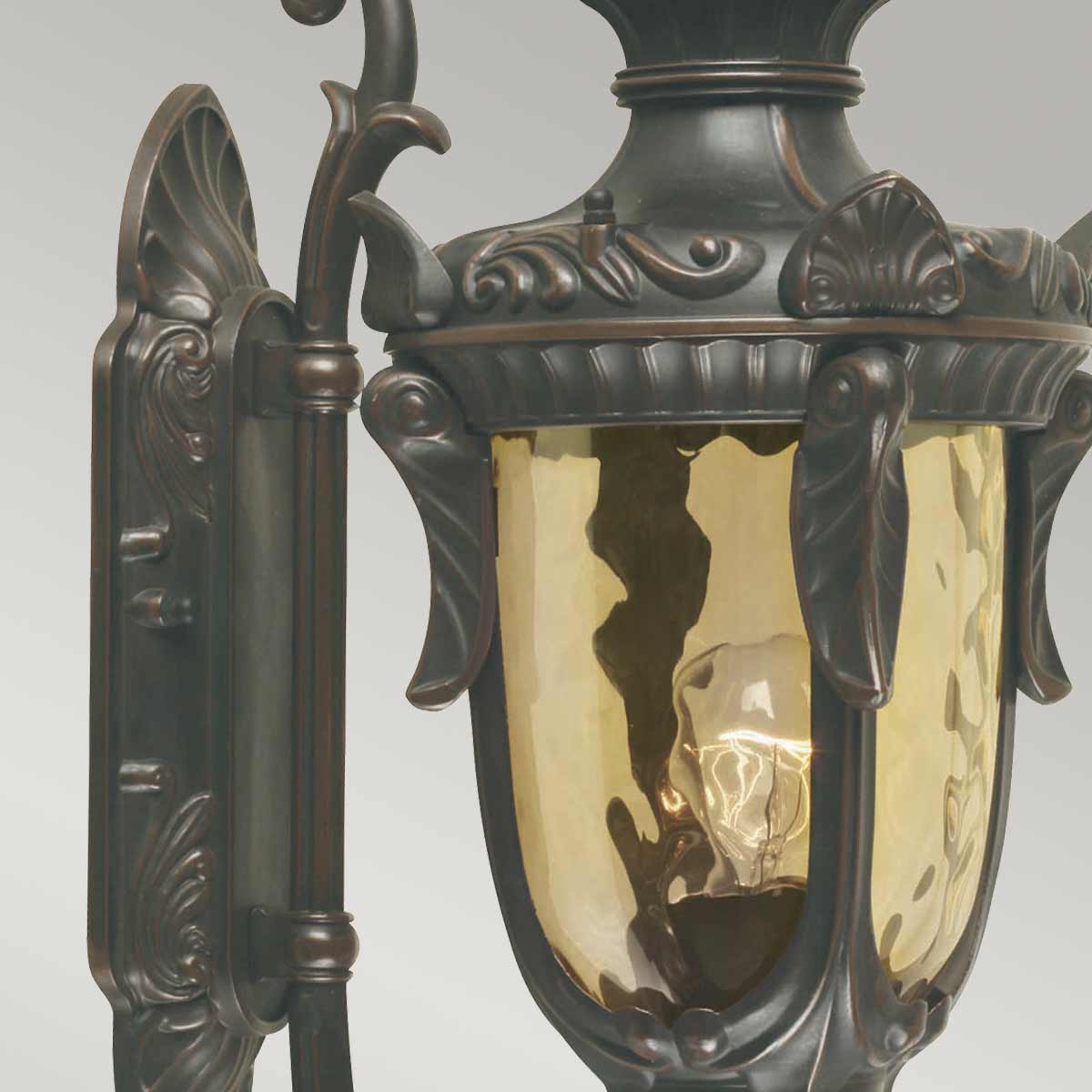 Philadelphia Antike Bronze außenlampe Von Elstead Lighting - Dieses zeitlose Design macht die Lampe zu einer perfekten Ergänzung für den Außenbereich, während sie mit der Schutzart IP44 wetterbeständig ist.