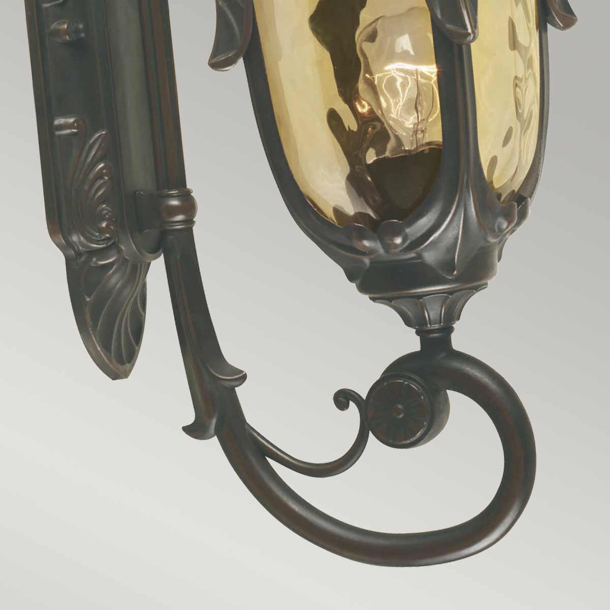 Philadelphia Antike Bronze außenlampe Von Elstead Lighting - Dieses zeitlose Design macht die Lampe zu einer perfekten Ergänzung für den Außenbereich, während sie mit der Schutzart IP44 wetterbeständig ist.