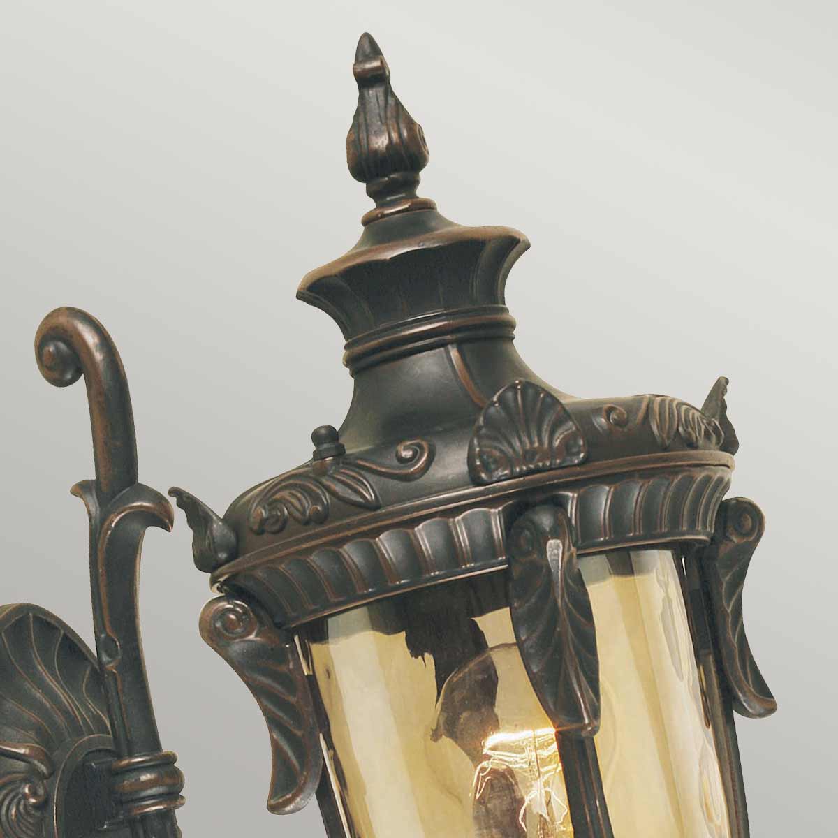 Philadelphia Antike Bronze außenlampe Von Elstead Lighting - Dieses zeitlose Design macht die Lampe zu einer perfekten Ergänzung für den Außenbereich, während sie mit der Schutzart IP44 wetterbeständig ist.