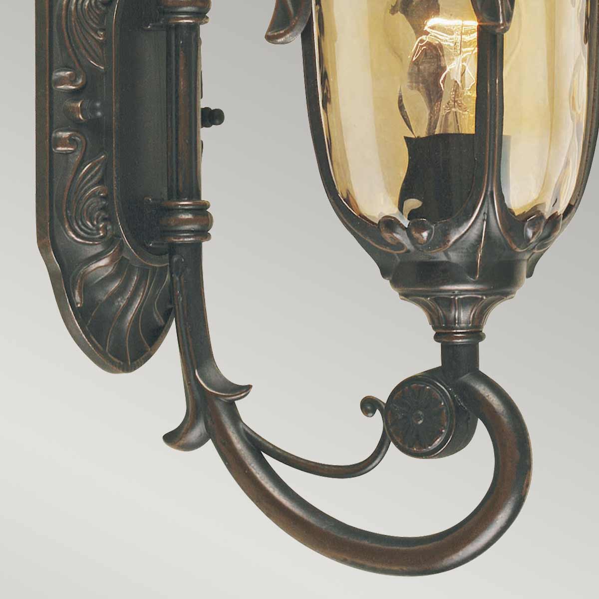 Philadelphia Antike Bronze außenlampe Von Elstead Lighting - Dieses zeitlose Design macht die Lampe zu einer perfekten Ergänzung für den Außenbereich, während sie mit der Schutzart IP44 wetterbeständig ist.
