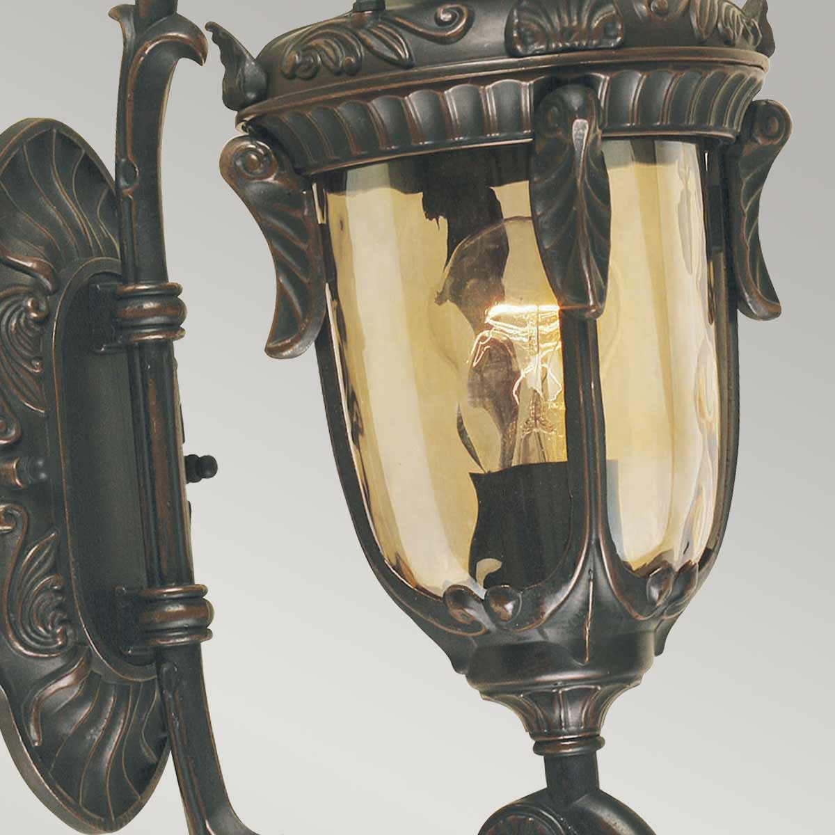 Philadelphia Antike Bronze außenlampe Von Elstead Lighting - Dieses zeitlose Design macht die Lampe zu einer perfekten Ergänzung für den Außenbereich, während sie mit der Schutzart IP44 wetterbeständig ist.