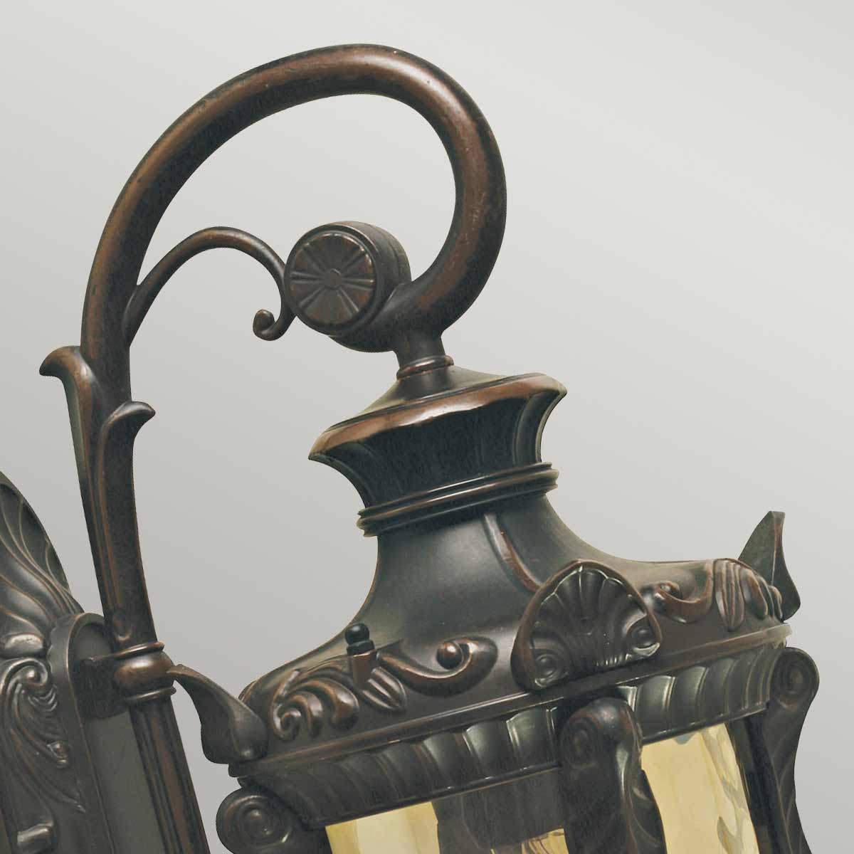 Philadelphia Antike Bronze außenlampe Von Elstead Lighting - Dieses zeitlose Design macht die Lampe zu einer perfekten Ergänzung für den Außenbereich, während sie mit der Schutzart IP44 wetterbeständig ist.