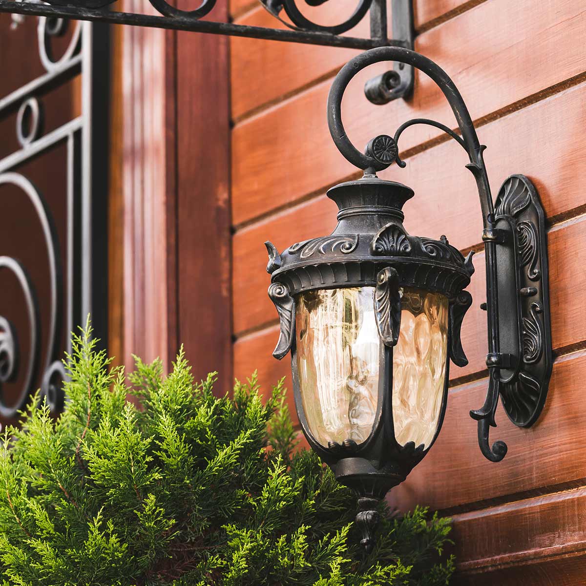 Philadelphia Antike Bronze außenlampe Von Elstead Lighting - Dieses zeitlose Design macht die Lampe zu einer perfekten Ergänzung für den Außenbereich, während sie mit der Schutzart IP44 wetterbeständig ist.