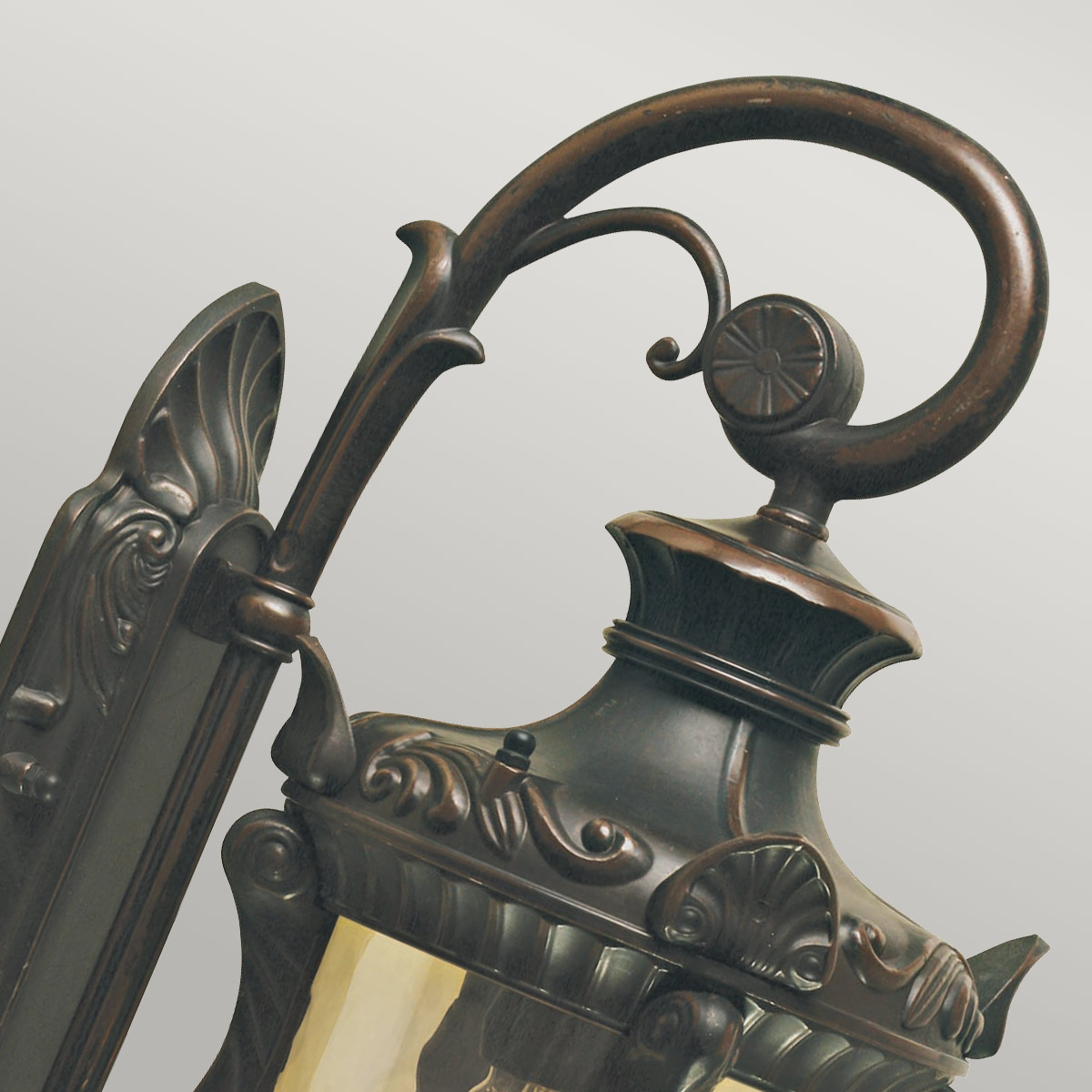Philadelphia Antike Bronze außenlampe Von Elstead Lighting - Dieses zeitlose Design macht die Lampe zu einer perfekten Ergänzung für den Außenbereich, während sie mit der Schutzart IP44 wetterbeständig ist.