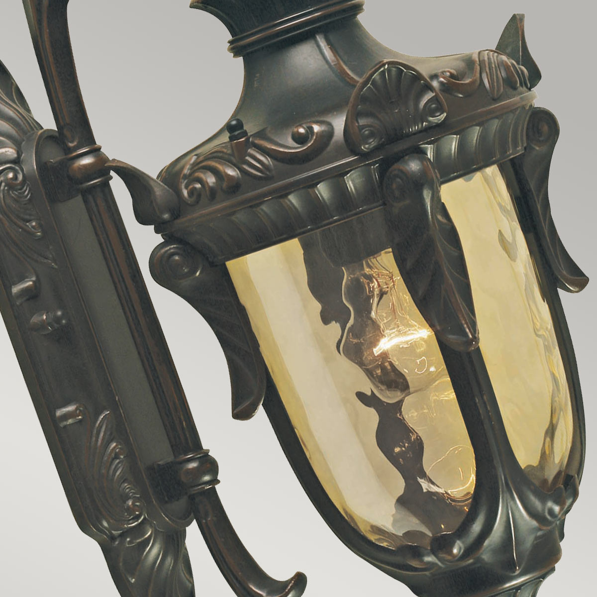 Philadelphia Antike Bronze außenlampe Von Elstead Lighting - Dieses zeitlose Design macht die Lampe zu einer perfekten Ergänzung für den Außenbereich, während sie mit der Schutzart IP44 wetterbeständig ist.