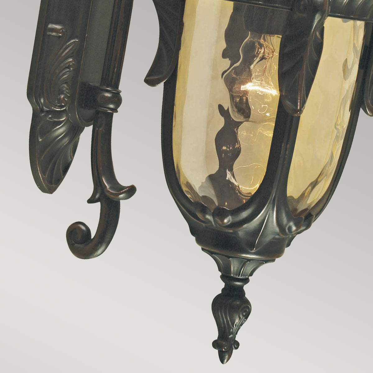 Philadelphia Antike Bronze außenlampe Von Elstead Lighting - Dieses zeitlose Design macht die Lampe zu einer perfekten Ergänzung für den Außenbereich, während sie mit der Schutzart IP44 wetterbeständig ist.