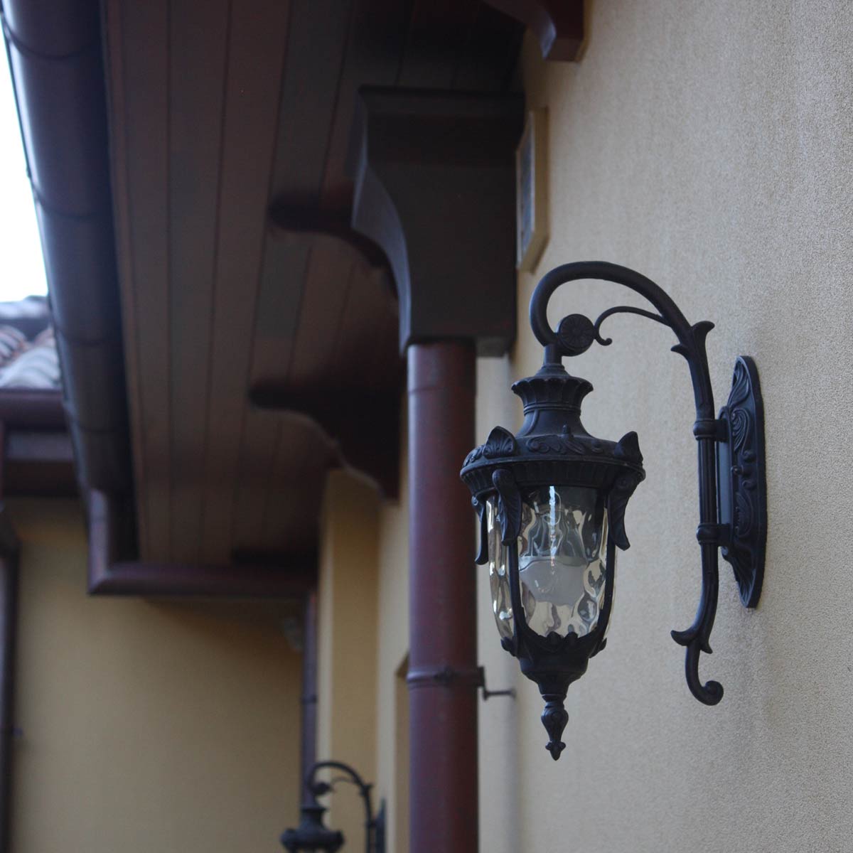 Philadelphia Antike Bronze außenlampe Von Elstead Lighting - Dieses zeitlose Design macht die Lampe zu einer perfekten Ergänzung für den Außenbereich, während sie mit der Schutzart IP44 wetterbeständig ist.