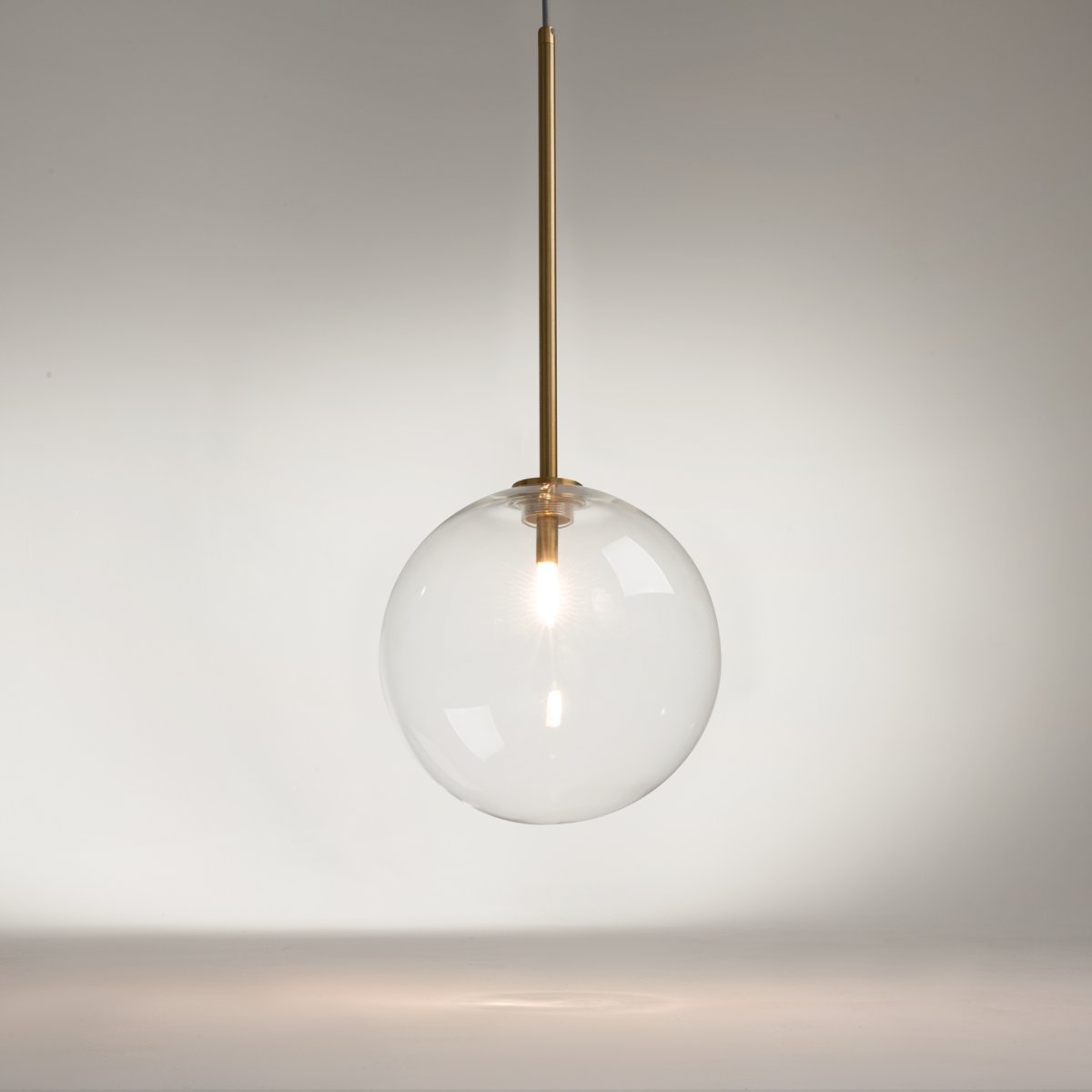 Mood Ø20 Messing hängelampe Von Maytoni - Diese Serie bezaubert durch ihre harmonischen Proportionen und die einzigartige Kombination aus Metallstruktur und Glaskugel.