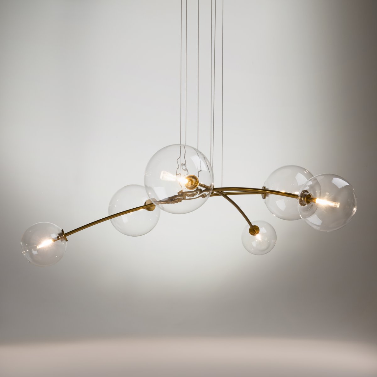Mood 130cm Messing hängelampe Von Maytoni - Durch die Verwendung mehrerer Leuchten der gleichen Serie lassen sich einzigartige Kompositionen kreieren, die dem Raum zus&auml;tzlichen Stil und Lichtakzente verleihen.