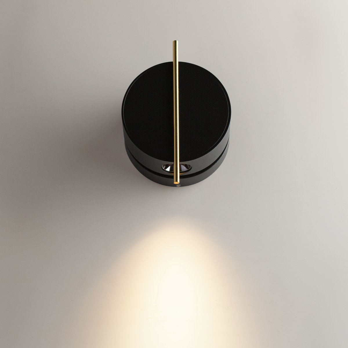 Nuance Ø10 Schwarz wandlampe Von Maytoni - Der drehbare Fuß und die verstellbare Lichtquelle, die sich über einen eleganten Metallstab bequem ausrichten lässt, schaffen sowohl angenehmes Arbeitslicht als auch eine gemütliche Atmosphäre im Schlafzimmer.