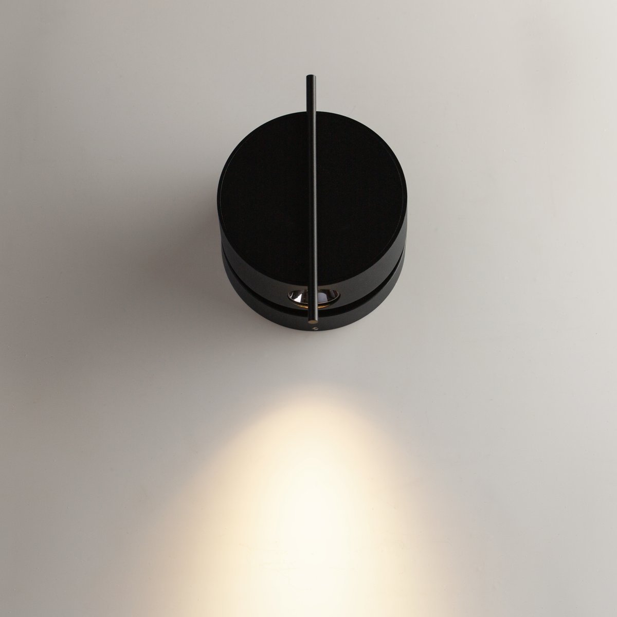 Nuance Ø10 Schwarz wandlampe Von Maytoni - Der drehbare Fuß und die verstellbare Lichtquelle, die sich über einen eleganten Metallstab bequem ausrichten lässt, schaffen sowohl angenehmes Arbeitslicht als auch eine gemütliche Atmosphäre im Schlafzimmer.