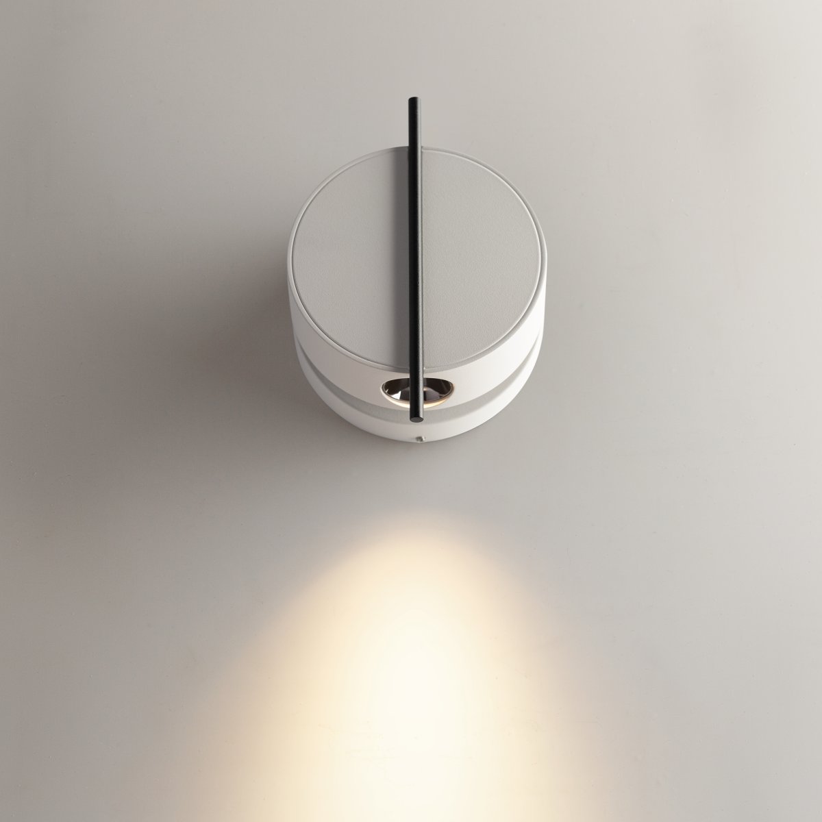 Nuance Ø10 Weiß wandlampe Von Maytoni - Der drehbare Fuß und die verstellbare Lichtquelle, die sich über einen eleganten Metallstab bequem ausrichten lässt, schaffen sowohl angenehmes Arbeitslicht als auch eine gemütliche Atmosphäre im Schlafzimmer.