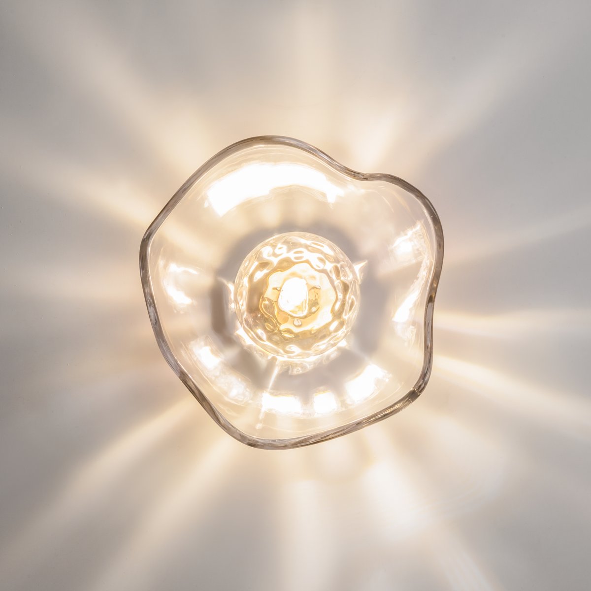 Miracle 1 Messing wandlampe Von Maytoni - Die Lampe hat eine weiche und organische Form, die zu einem spektakul&auml;ren Lichteffekt beitr&auml;gt.
