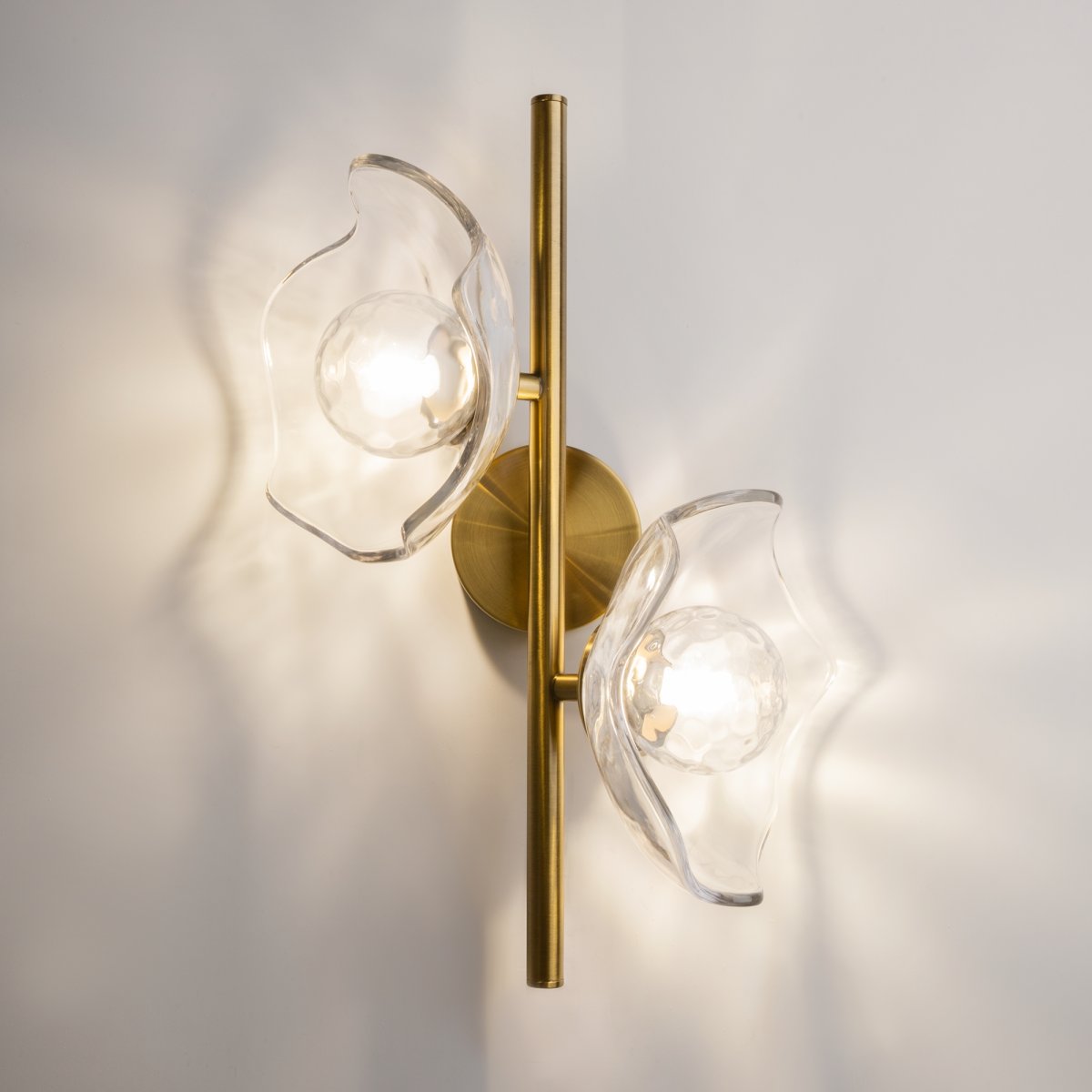 Miracle 2 Messing wandlampe Von Maytoni - Die Lampe hat eine weiche und organische Form, die zu einem spektakulären Lichteffekt beiträgt.