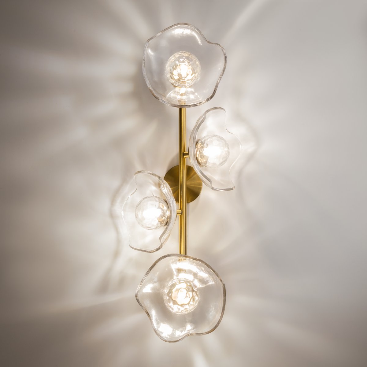 Miracle 4 Messing wandlampe Von Maytoni - Die Lampe hat eine weiche und organische Form, die zu einem spektakul&auml;ren Lichteffekt beitr&auml;gt.