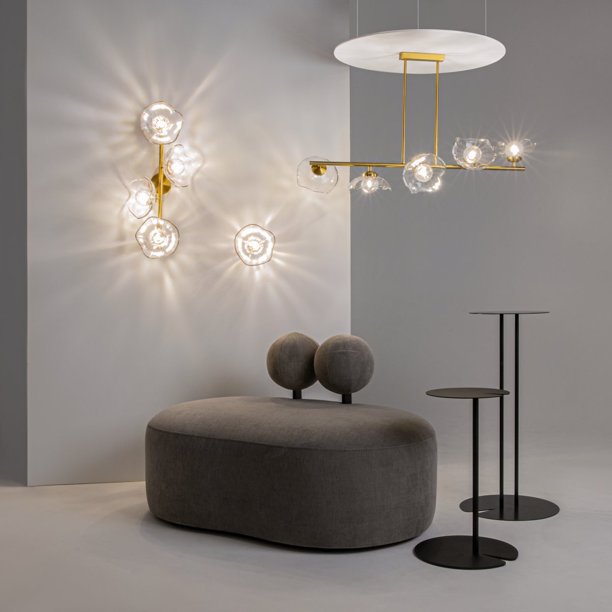 Miracle 4 Messing wandlampe Von Maytoni - Die Lampe hat eine weiche und organische Form, die zu einem spektakul&auml;ren Lichteffekt beitr&auml;gt.