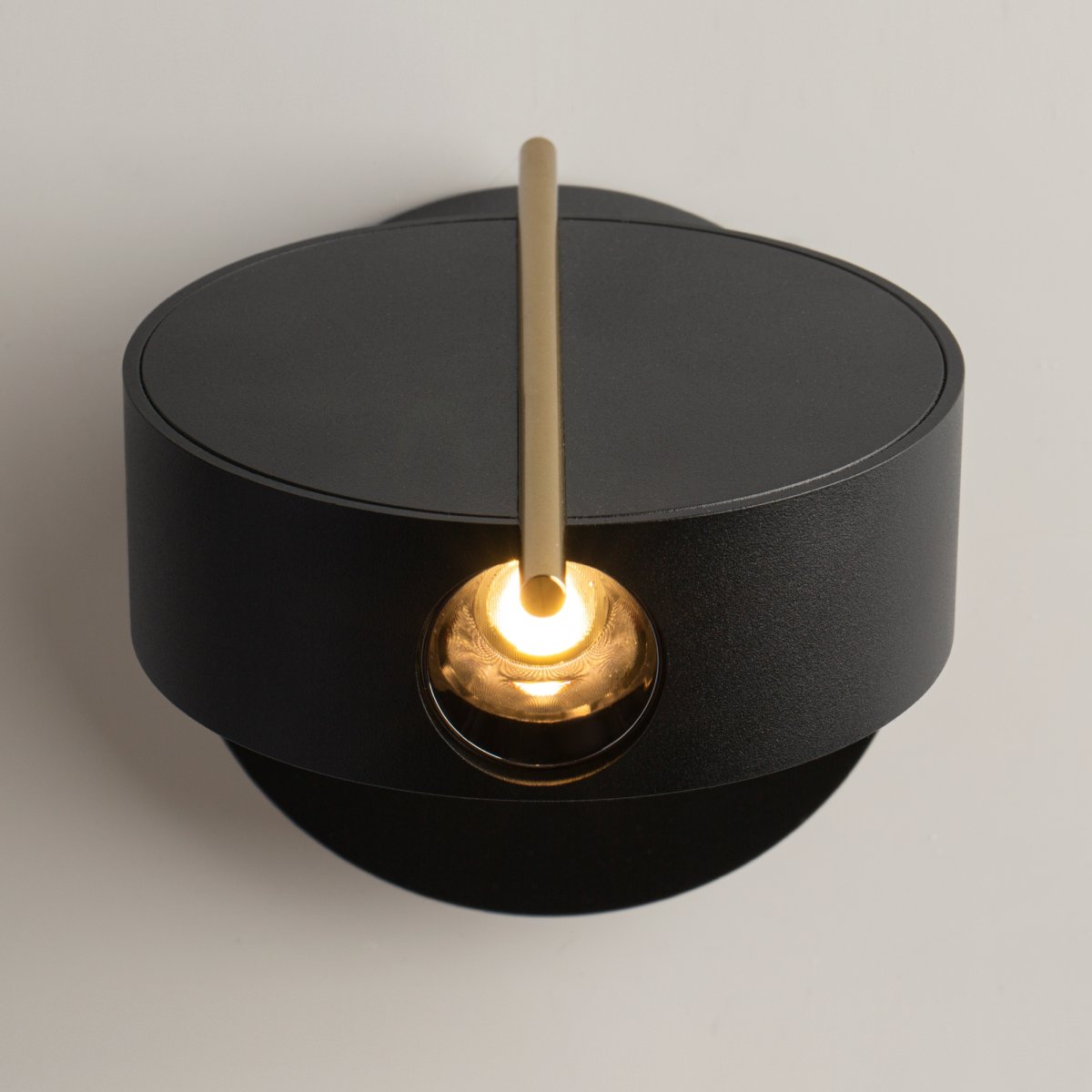 Nuance Ø10 Schwarz wandlampe Von Maytoni - Der drehbare Fuß und die verstellbare Lichtquelle, die sich über einen eleganten Metallstab bequem ausrichten lässt, schaffen sowohl angenehmes Arbeitslicht als auch eine gemütliche Atmosphäre im Schlafzimmer.
