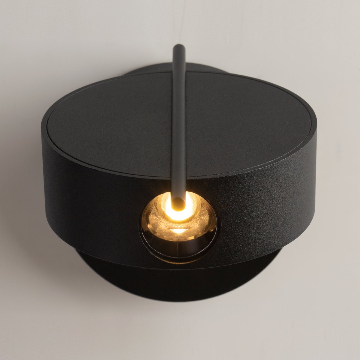 Nuance Ø10 Schwarz wandlampe Von Maytoni - Der drehbare Fuß und die verstellbare Lichtquelle, die sich über einen eleganten Metallstab bequem ausrichten lässt, schaffen sowohl angenehmes Arbeitslicht als auch eine gemütliche Atmosphäre im Schlafzimmer.