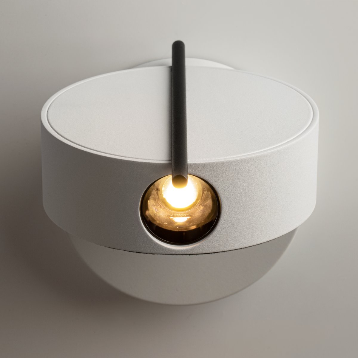 Nuance Ø10 Weiß wandlampe Von Maytoni - Der drehbare Fuß und die verstellbare Lichtquelle, die sich über einen eleganten Metallstab bequem ausrichten lässt, schaffen sowohl angenehmes Arbeitslicht als auch eine gemütliche Atmosphäre im Schlafzimmer.