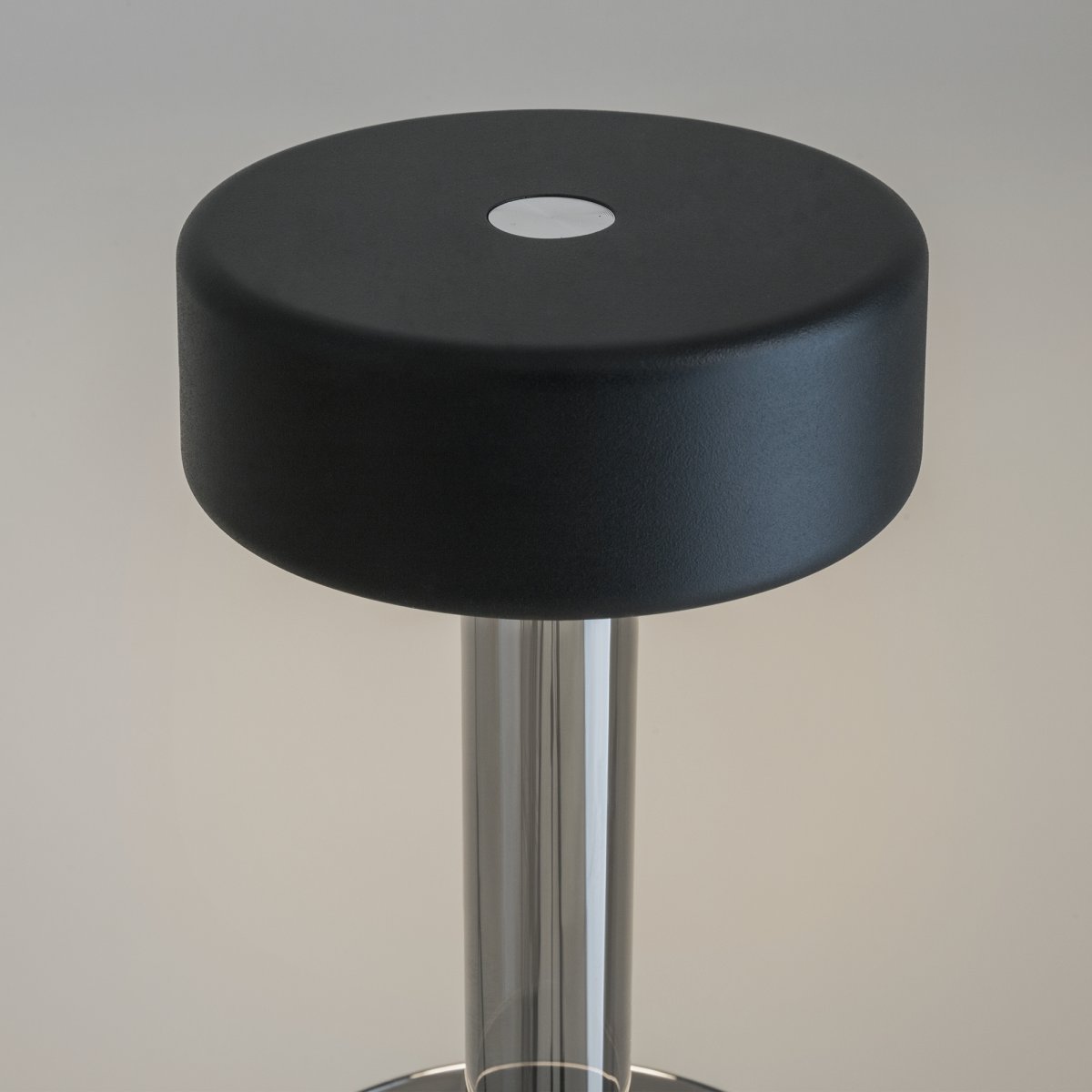 AI Collaboration 35cm Grau tragbare Von Maytoni - Die Lampen verfügen über einen praktischen Touch-Schalter über dem Lampenschirm und sind tragbar mit einer Akkulaufzeit von bis zu 8 Stunden.