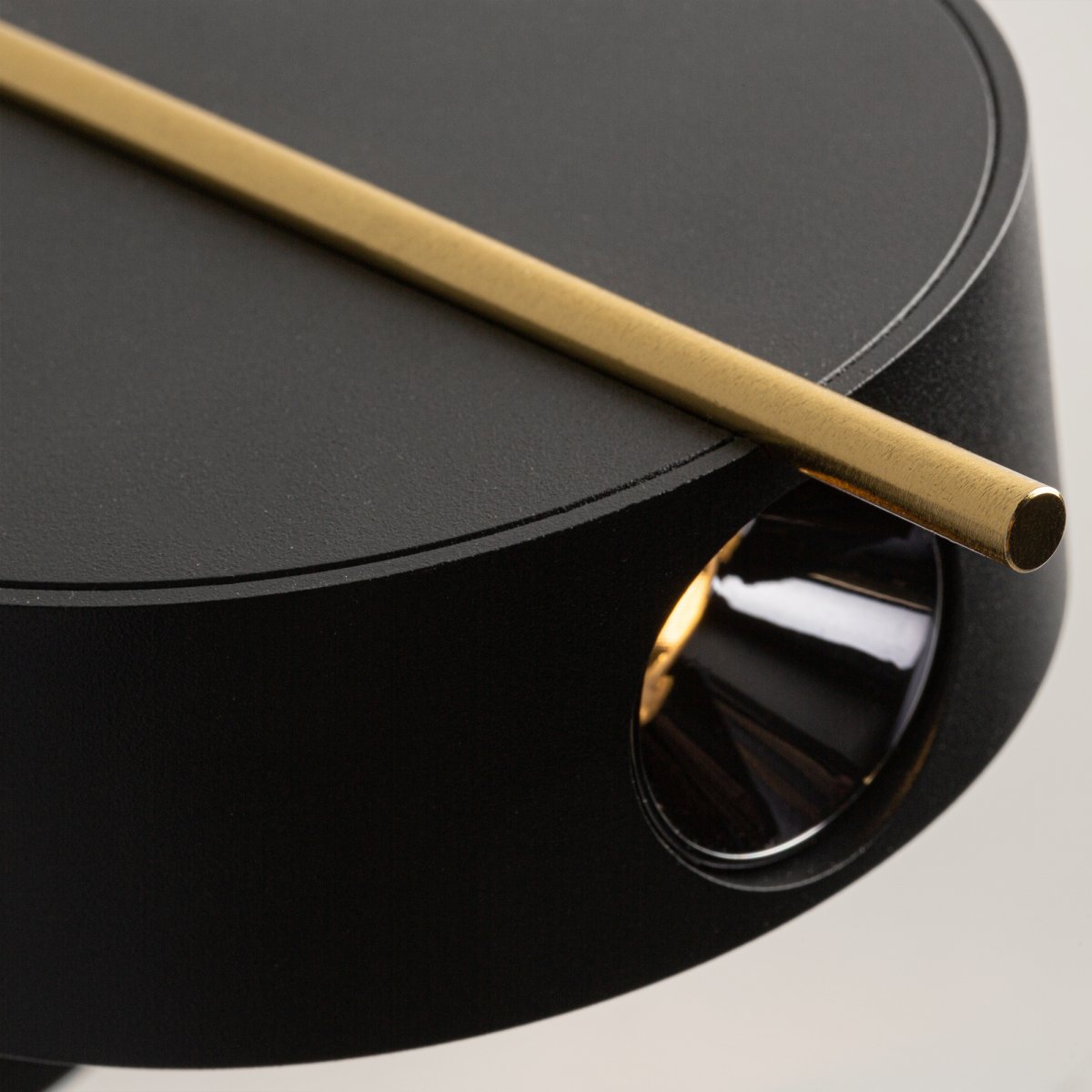 Nuance Ø10 Schwarz wandlampe Von Maytoni - Der drehbare Fuß und die verstellbare Lichtquelle, die sich über einen eleganten Metallstab bequem ausrichten lässt, schaffen sowohl angenehmes Arbeitslicht als auch eine gemütliche Atmosphäre im Schlafzimmer.
