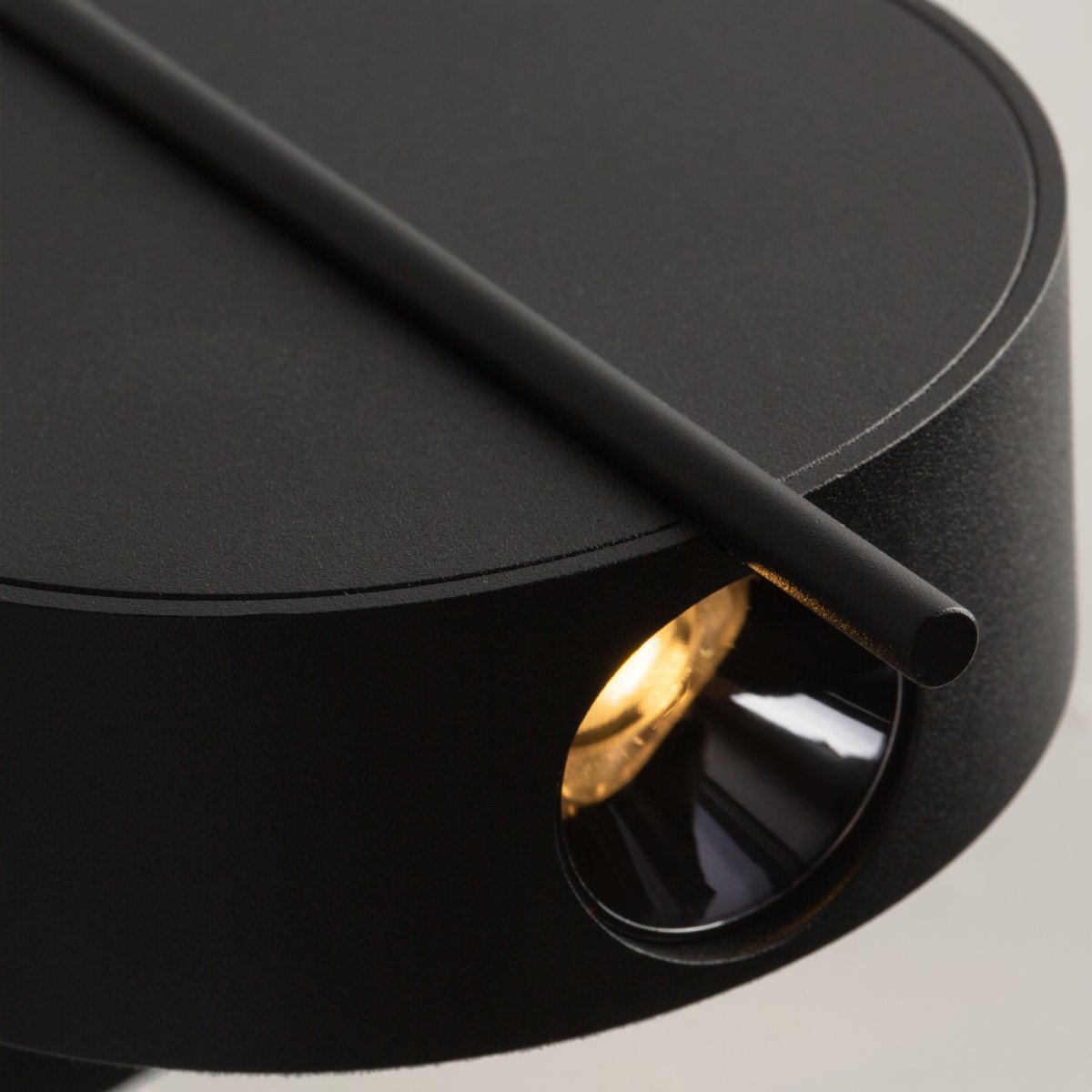 Nuance Ø10 Schwarz wandlampe Von Maytoni - Der drehbare Fuß und die verstellbare Lichtquelle, die sich über einen eleganten Metallstab bequem ausrichten lässt, schaffen sowohl angenehmes Arbeitslicht als auch eine gemütliche Atmosphäre im Schlafzimmer.