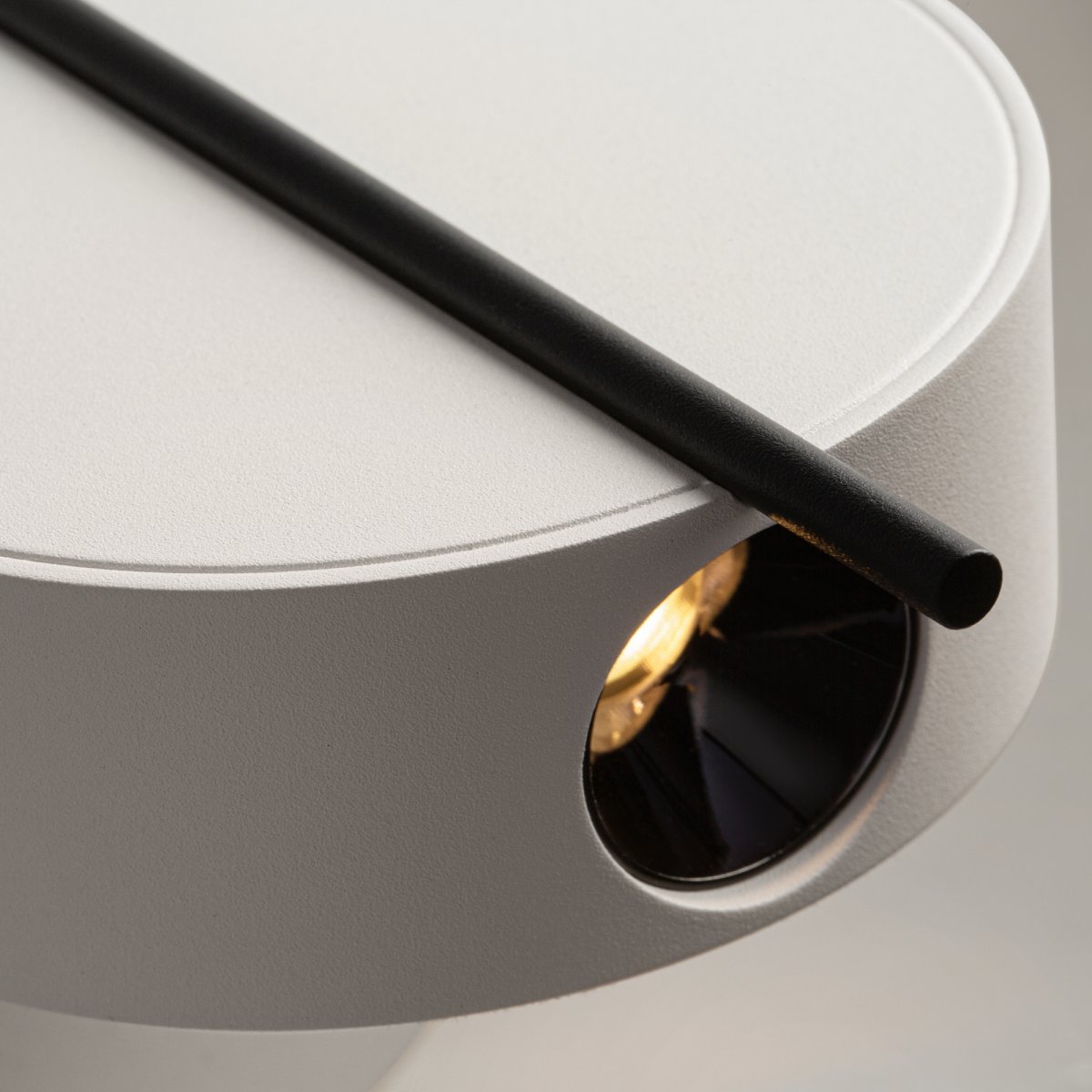 Nuance Ø10 Weiß wandlampe Von Maytoni - Der drehbare Fuß und die verstellbare Lichtquelle, die sich über einen eleganten Metallstab bequem ausrichten lässt, schaffen sowohl angenehmes Arbeitslicht als auch eine gemütliche Atmosphäre im Schlafzimmer.