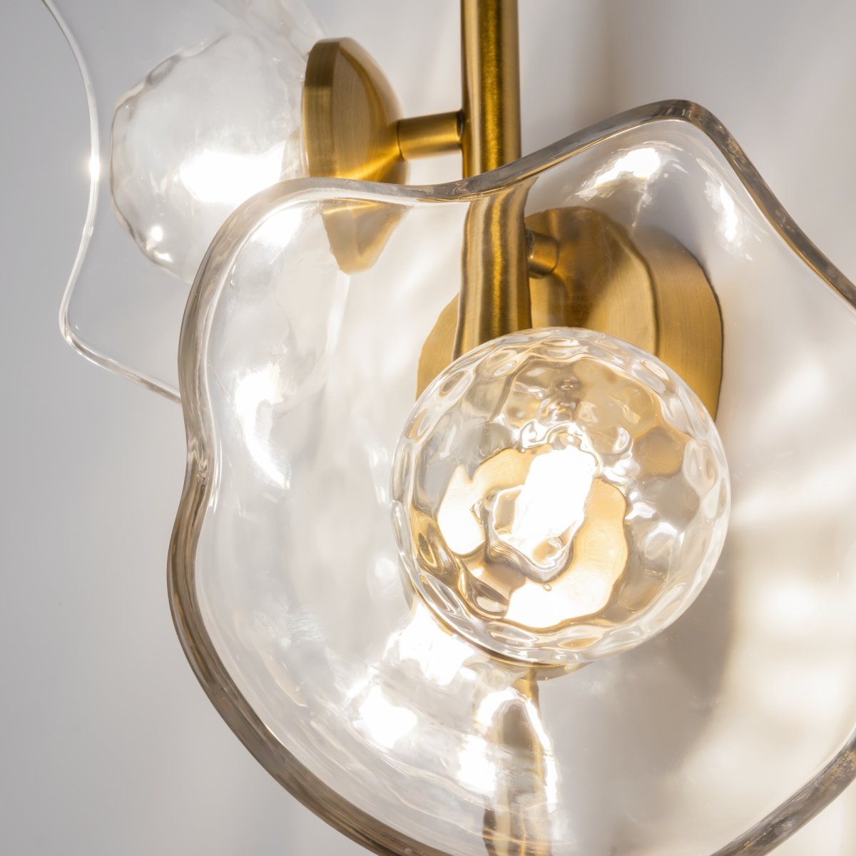 Miracle 2 Messing wandlampe Von Maytoni - Die Lampe hat eine weiche und organische Form, die zu einem spektakulären Lichteffekt beiträgt.