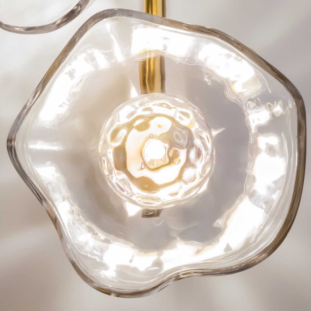 Miracle 4 Messing wandlampe Von Maytoni - Die Lampe hat eine weiche und organische Form, die zu einem spektakul&auml;ren Lichteffekt beitr&auml;gt.