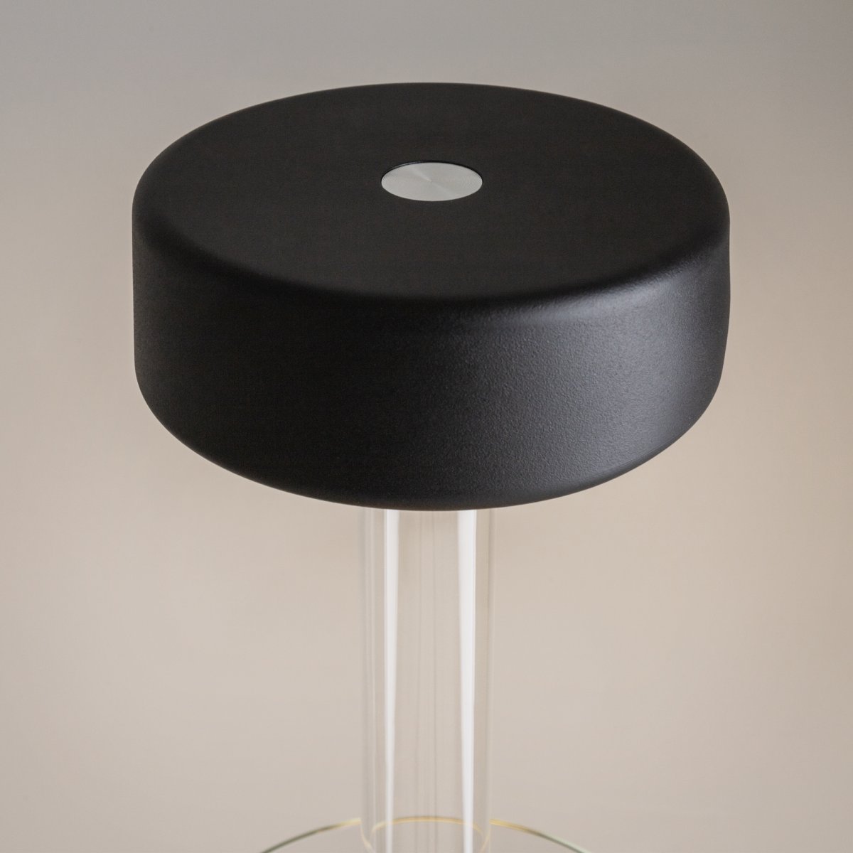 AI Collaboration 35cm Schwarz tragbare Von Maytoni - Die Lampen verfügen über einen praktischen Touch-Schalter über dem Lampenschirm und sind tragbar mit einer Akkulaufzeit von bis zu 8 Stunden.